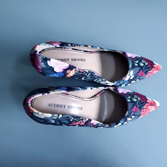 Like New Floral Shoes Size 8M - Picture 4 of 4